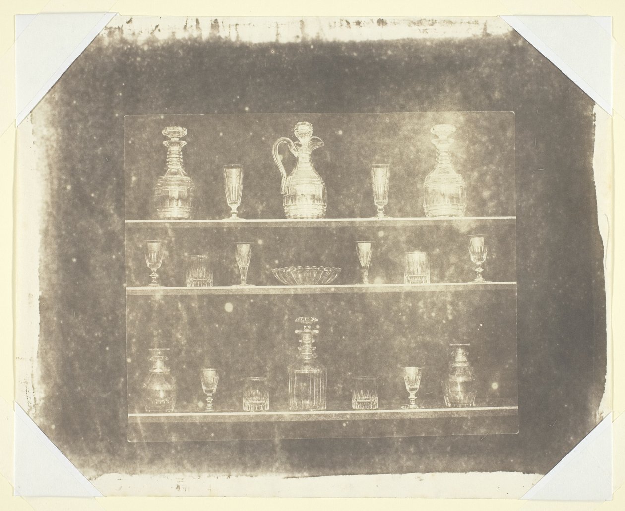 Artículos de vidrio en tres estantes de William Henry Fox Talbot