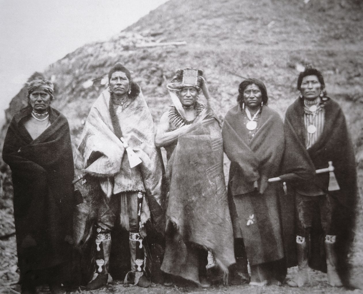 Pueblo Pawnee frente a una cabaña tribal de tierra, c.1869 de William Henry Jackson