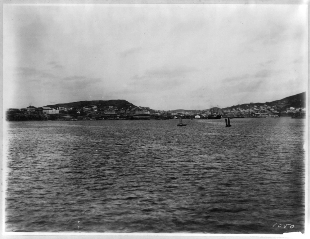 Vladivostok - vista panorámica desde el puerto de William Henry Jackson