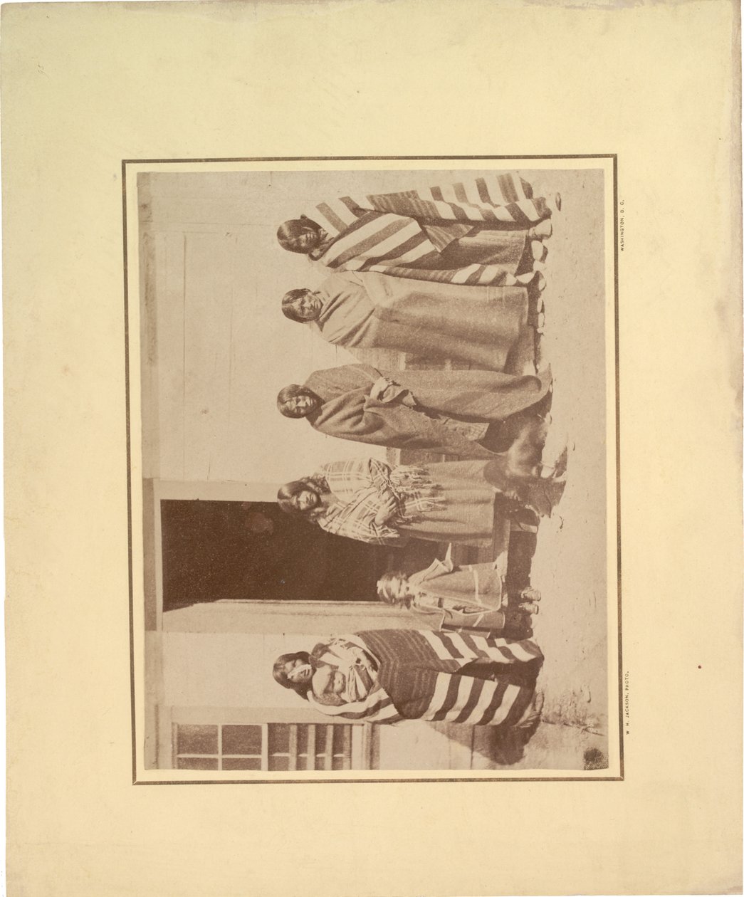 Grupo de cinco mujeres nativas americanas con niña y bebé, 1871 de William Hicks Jackson