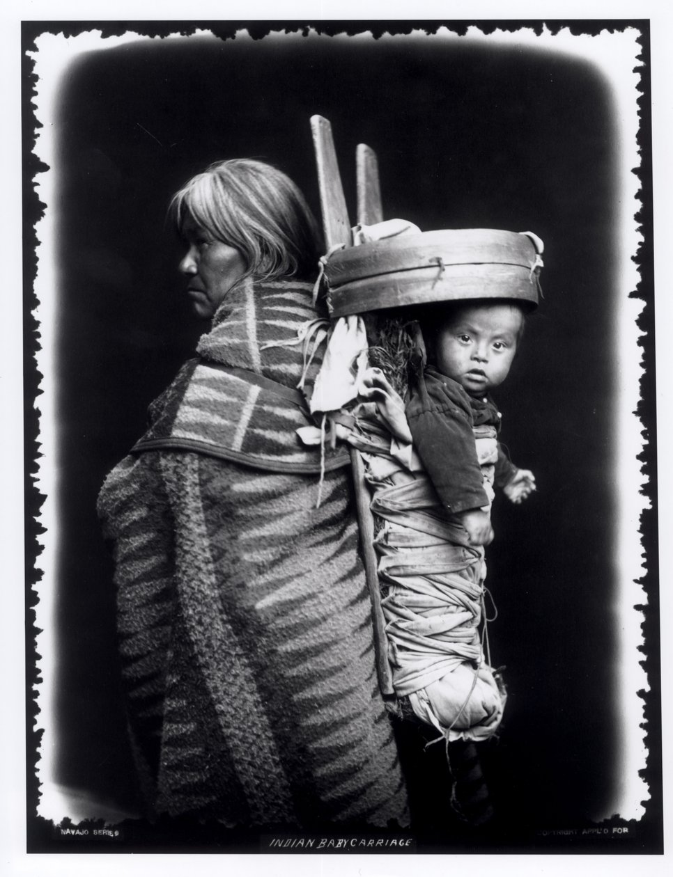 Mujer navajo llevando un bebé en su espalda, c.1914 de William Carpenter