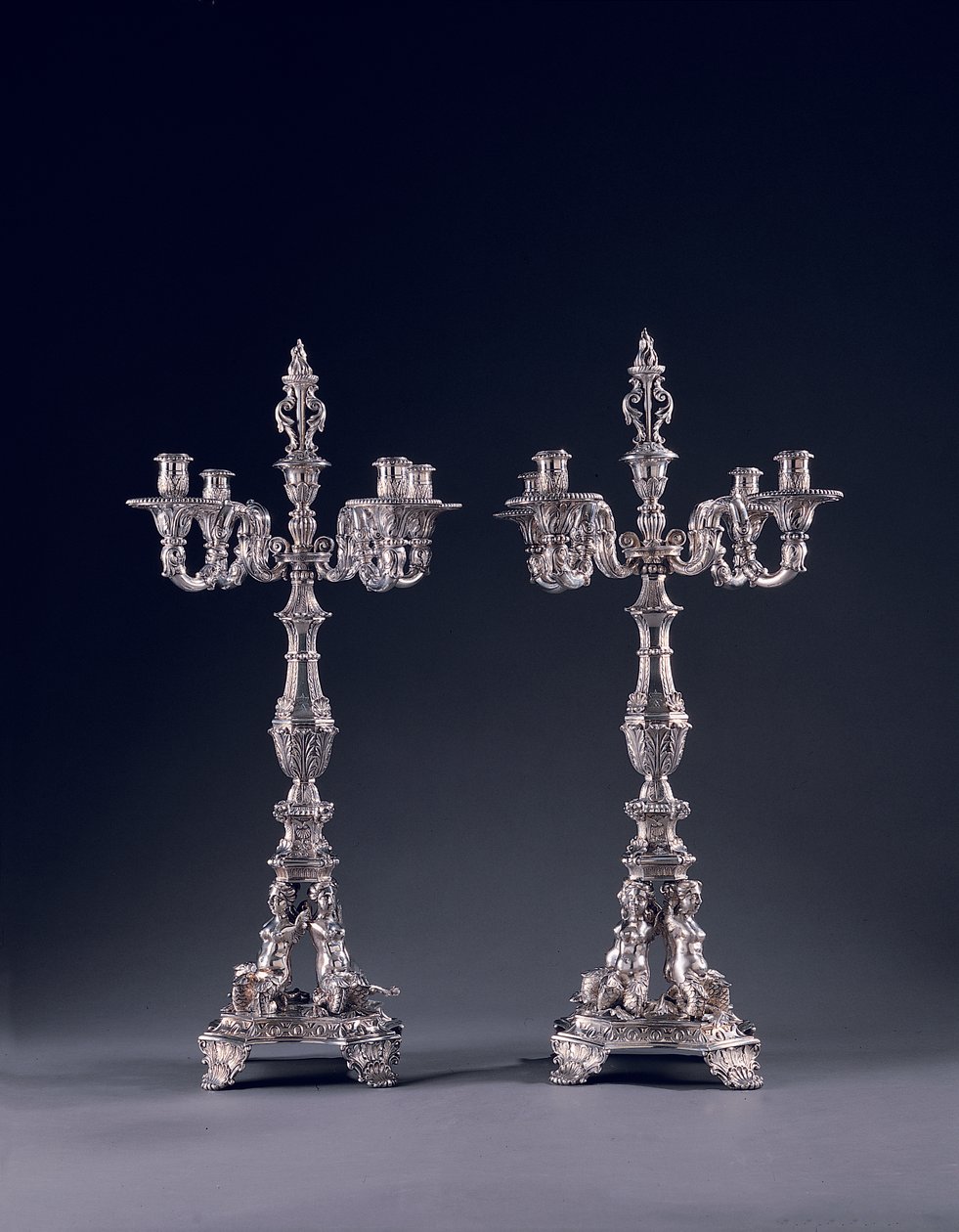 Par de candelabros alemanes de cuatro luces, encargados para Jorge II, hechos por Balthasar Friedrich Behrens, Hannover, 1736-37 de William Kent