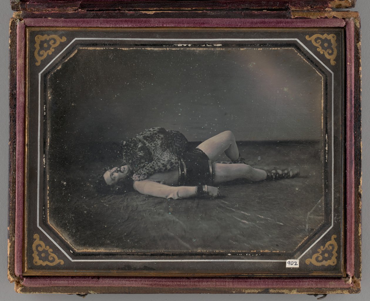 Retrato sin título del domador de animales salvajes Jacob Driesbach con jaguar de William Langenheim