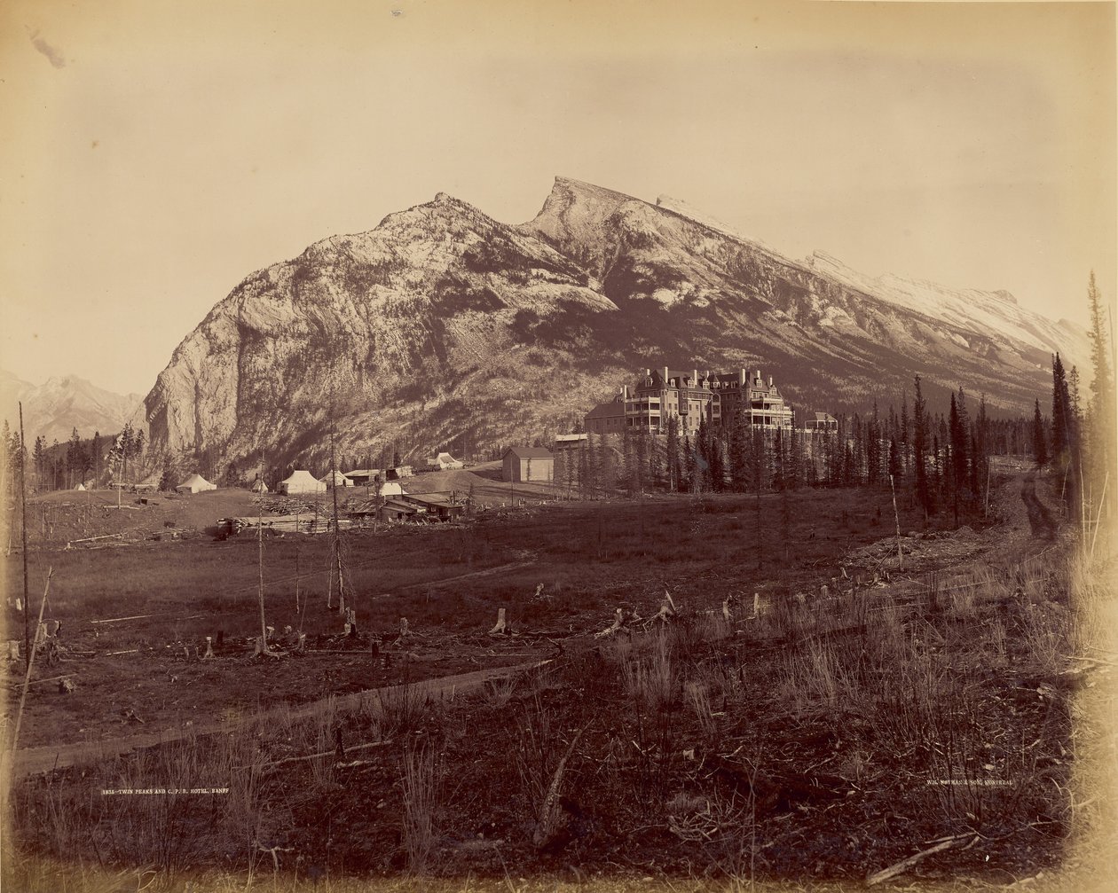Twin Peaks y C.P.R. Hotel, Banff de William McFarlane Notman