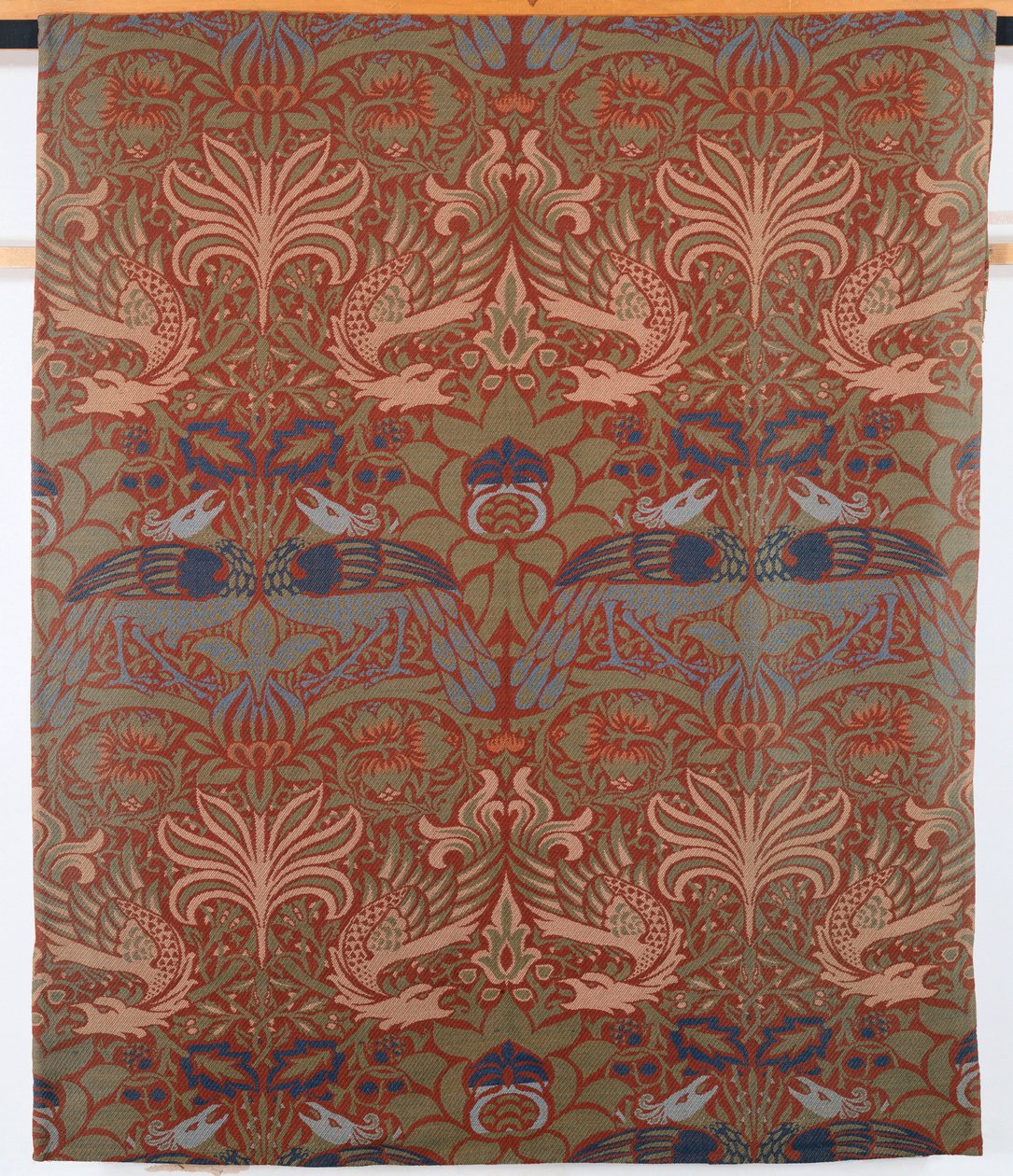 Pavo real y dragón, cortina de sarga tejida a mano, Morris & Co., 1878 de William Morris