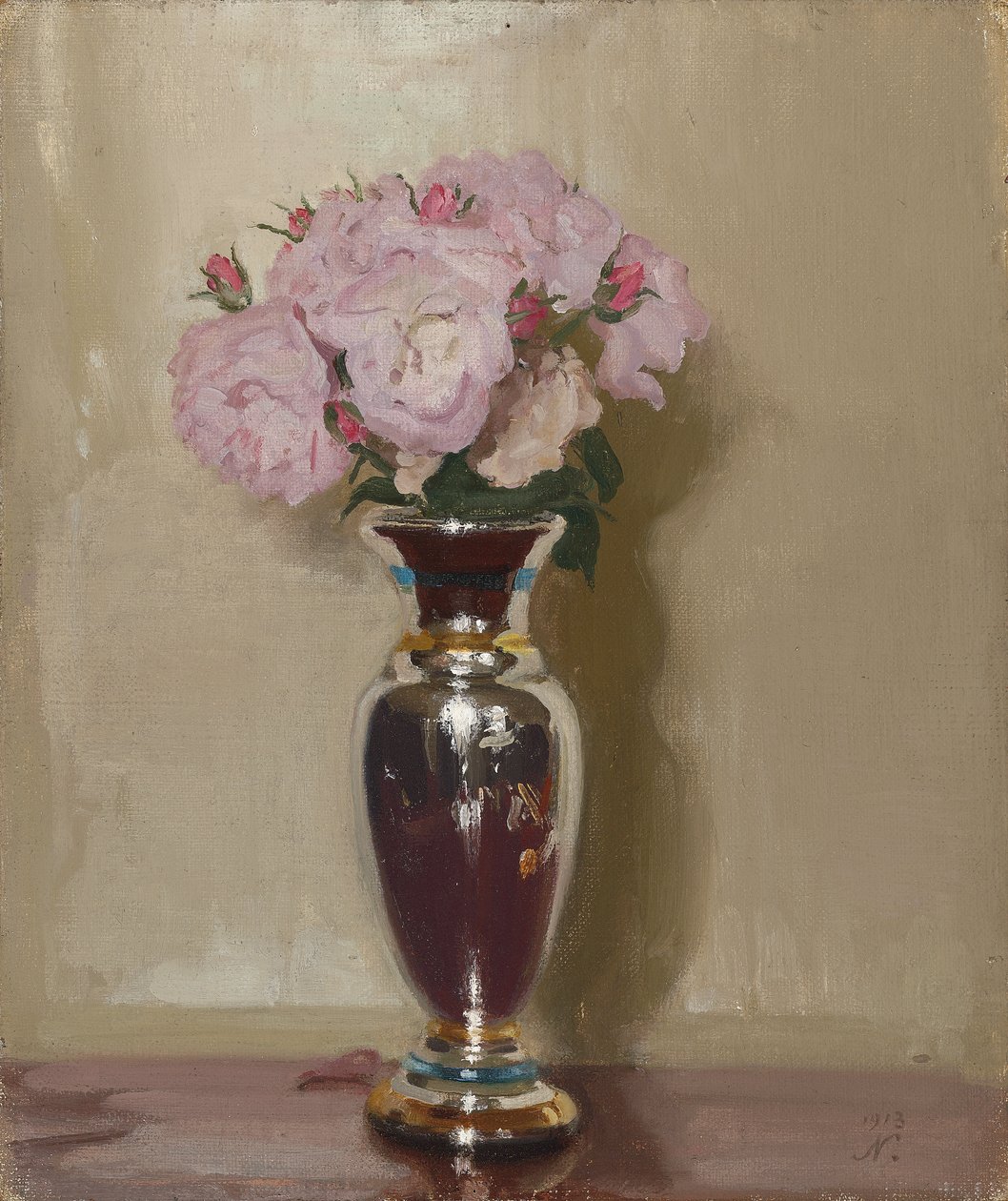 Rosas rosas en un jarrón plateado de lustre de William Nicholson