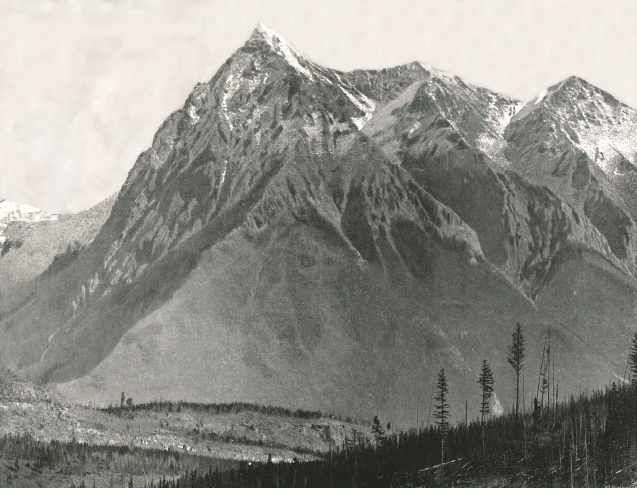 Las Rocosas: Pico Chancellor, Leanchoil, Canadá, 1895 de William Notman and Son