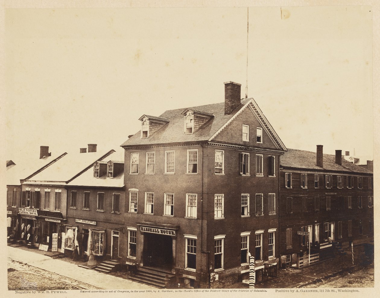 Marshall House, Alexandria, Virginia, agosto de 1862 (impresión a la albúmina montada sobre papel de trama) de William Redish Pywell