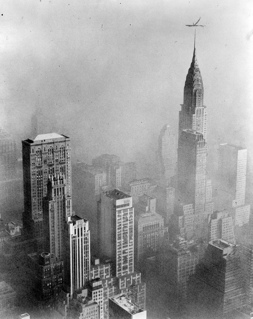 La niebla tóxica oculta la vista del edificio Chrysler desde el Empire State, Nueva York de William Van Alen