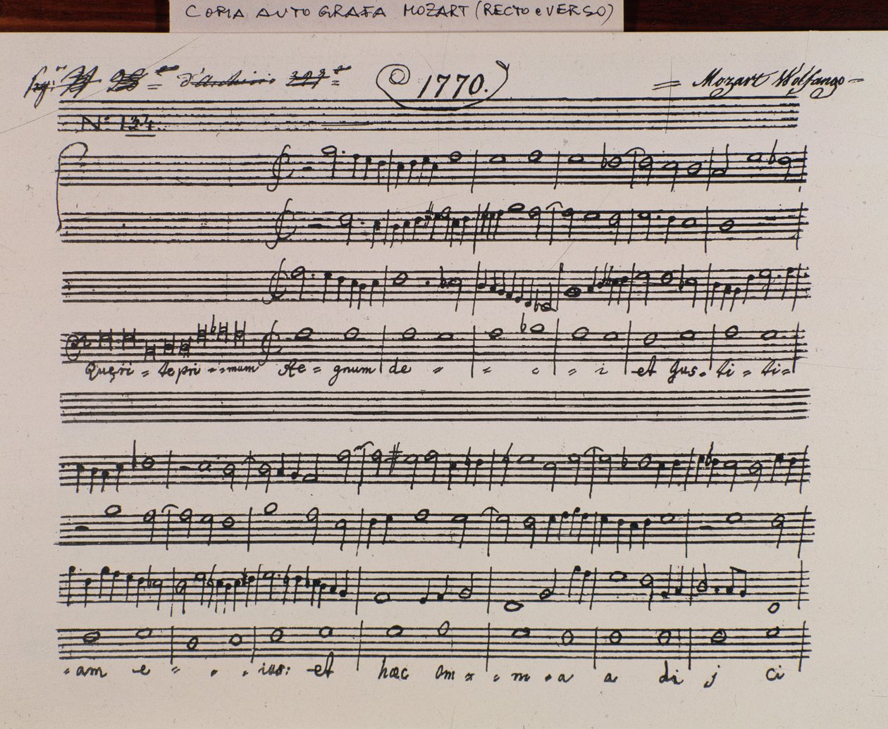 Página de partitura de Querite primum regnum Dei de Mozart para obtener el título de Accademia filarmonico, versión corregida por el padre Martini (1770) de Wolfgang Amadeus Mozart