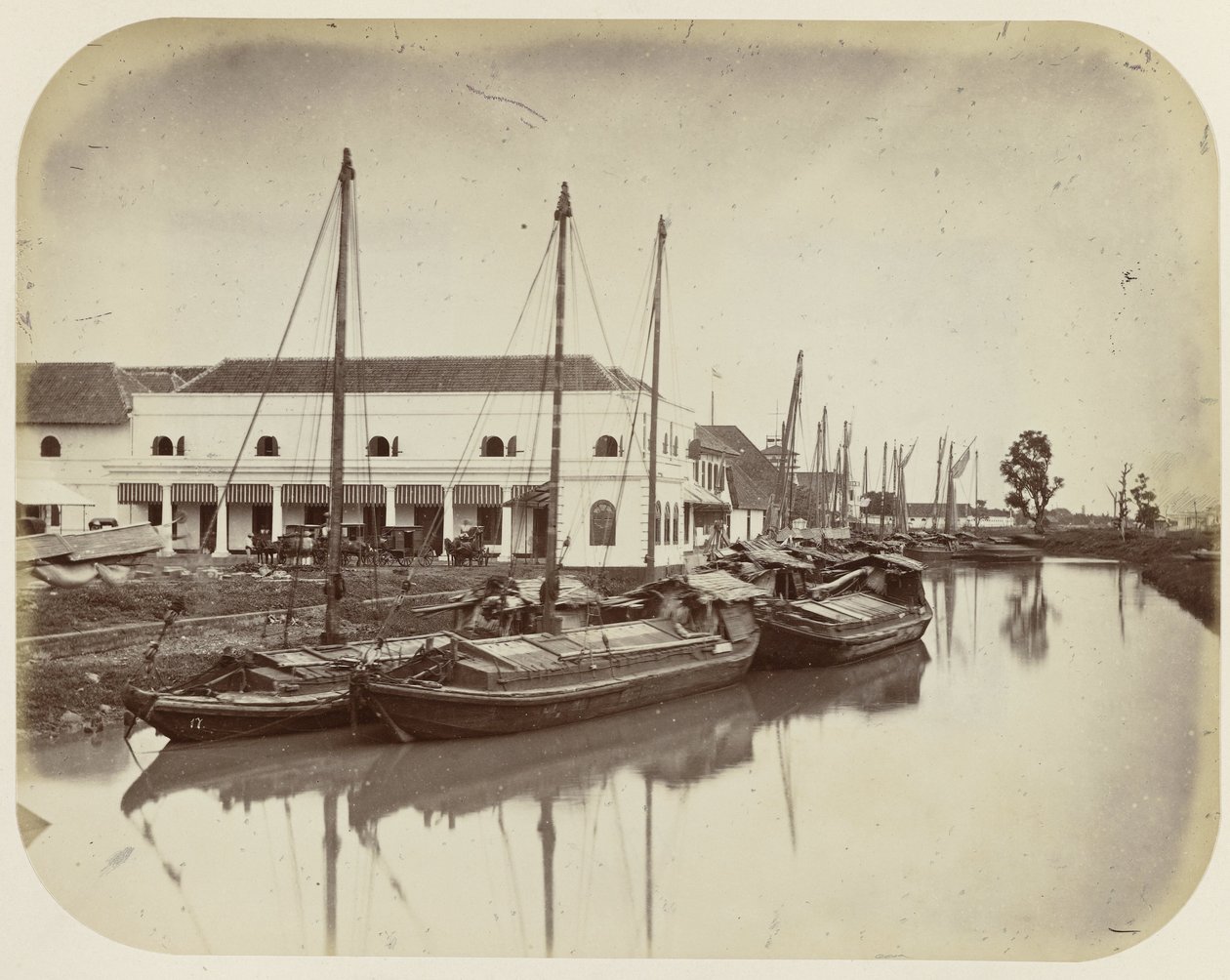 Groote Boom en el Harbour Canal en Batavia de Woodbury and Page