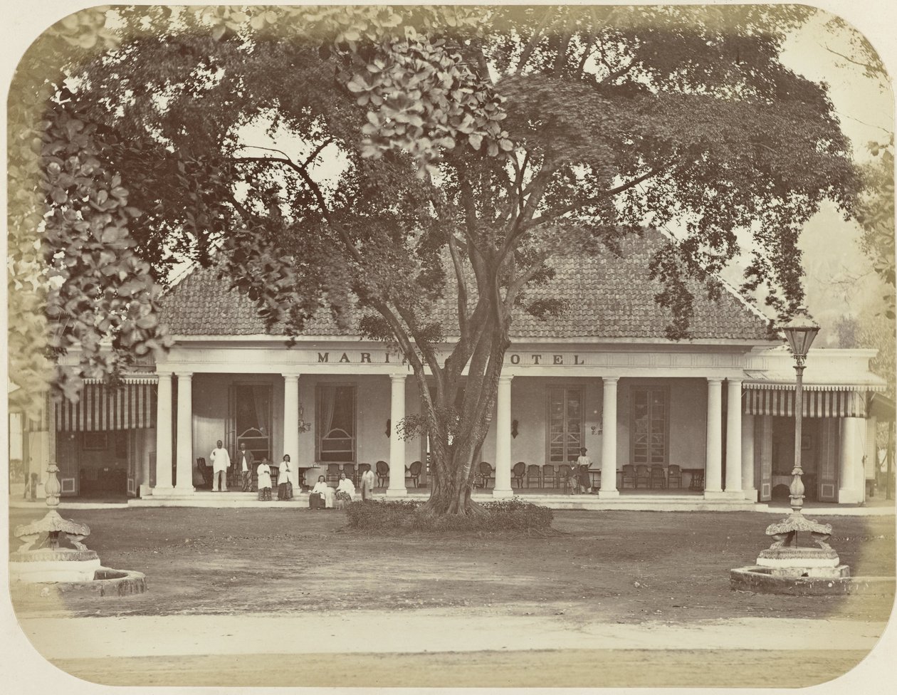 Hotel marina te batavia de Woodbury and Page