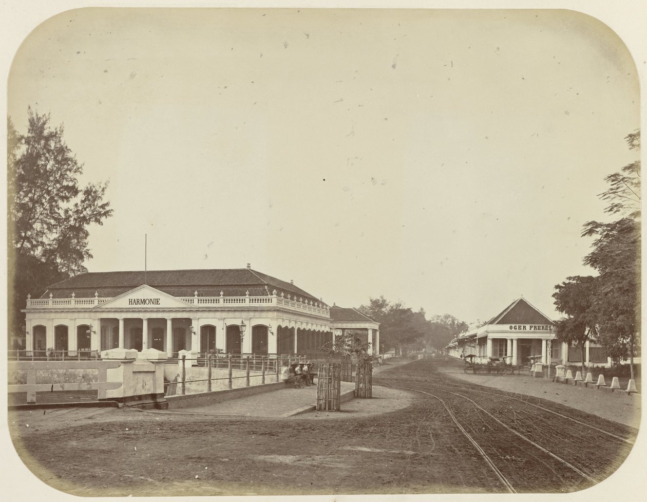 Sociëteit Harmonie y la tienda de Oger Frères en Batavia de Woodbury and Page