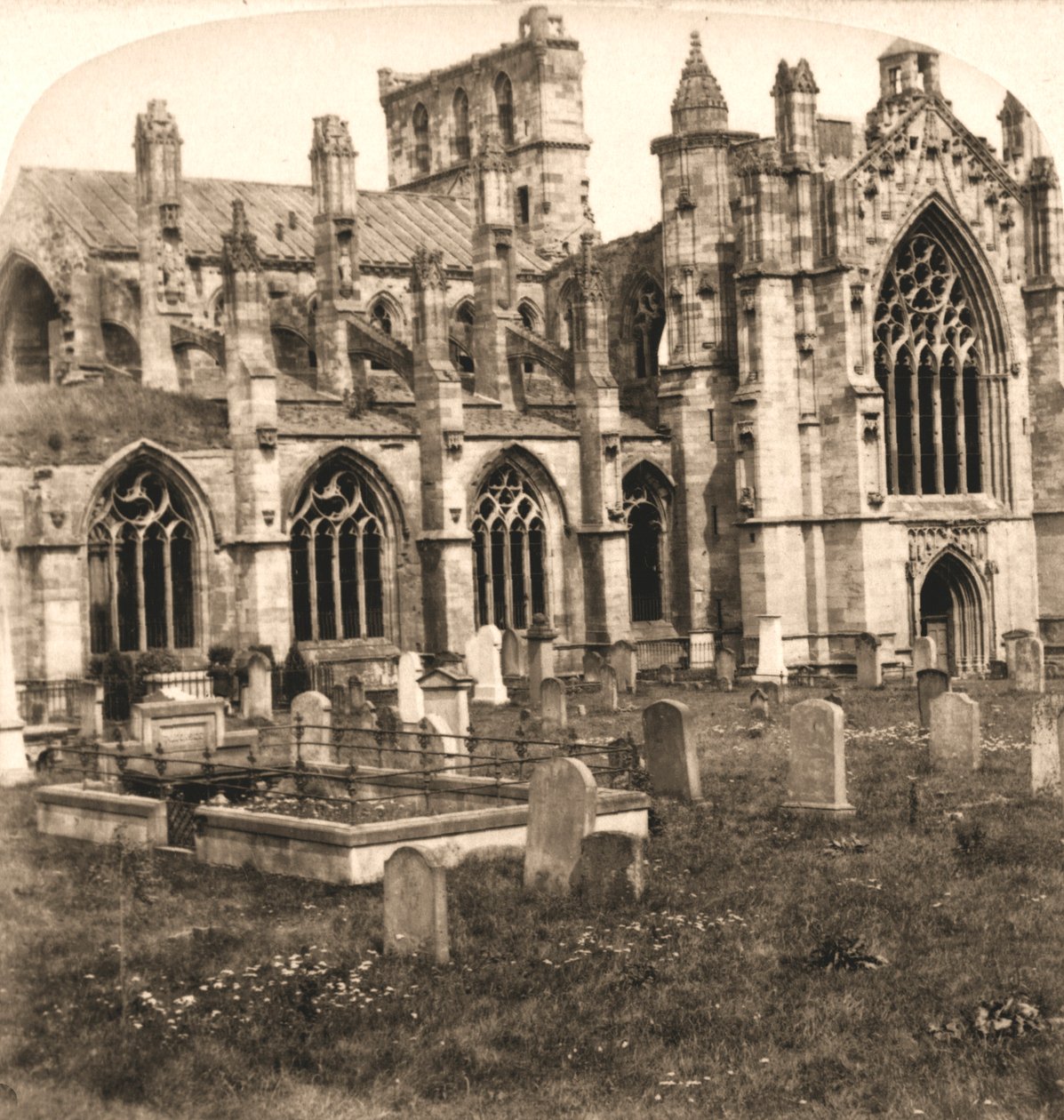 Abadía de Melrose, Melrose, Escocia, 1896 de Works and Sun Sculpture Studios