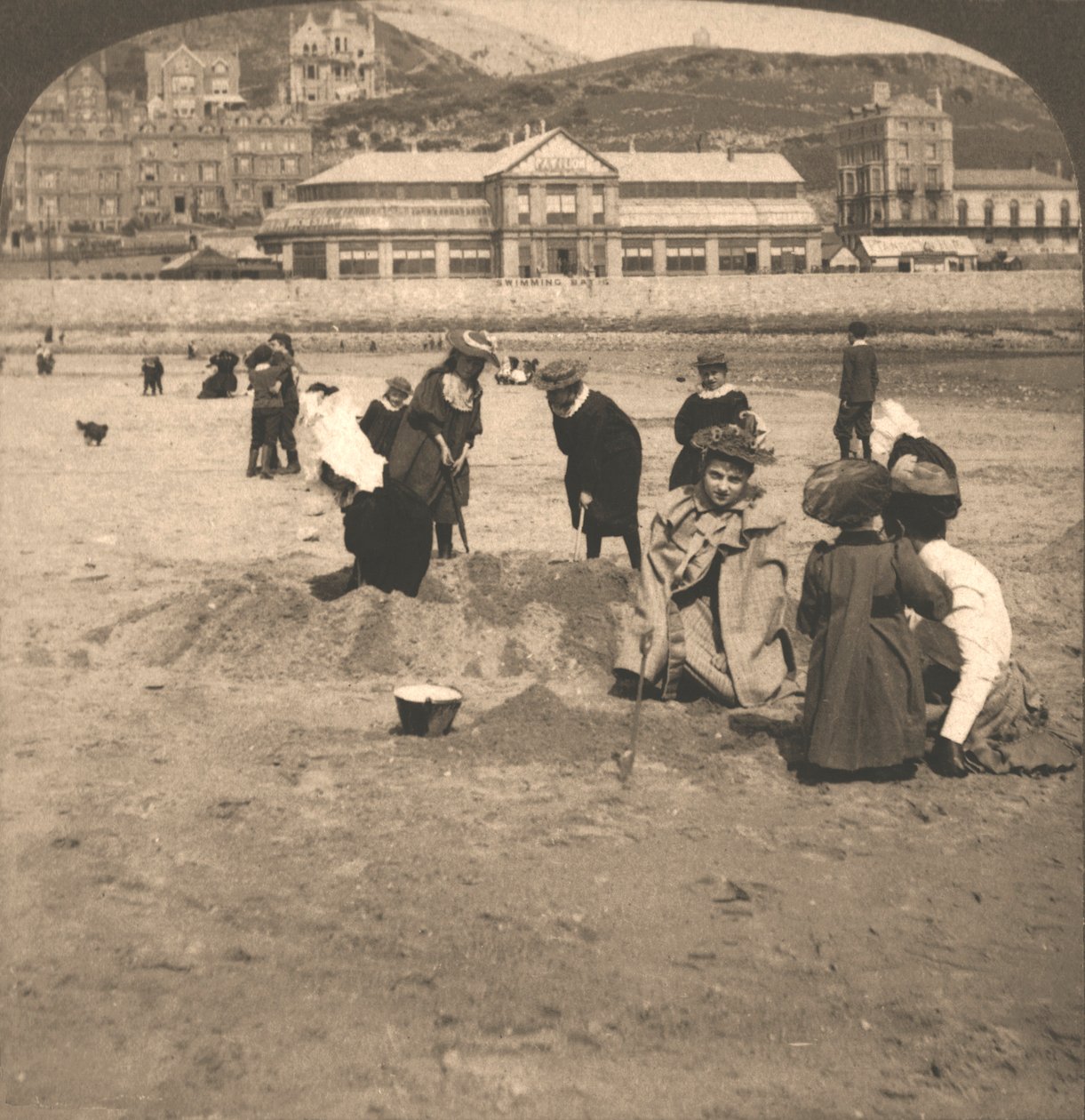 En la playa de Llandudno, Gales, 1894 de Works and Sun Sculpture Studios