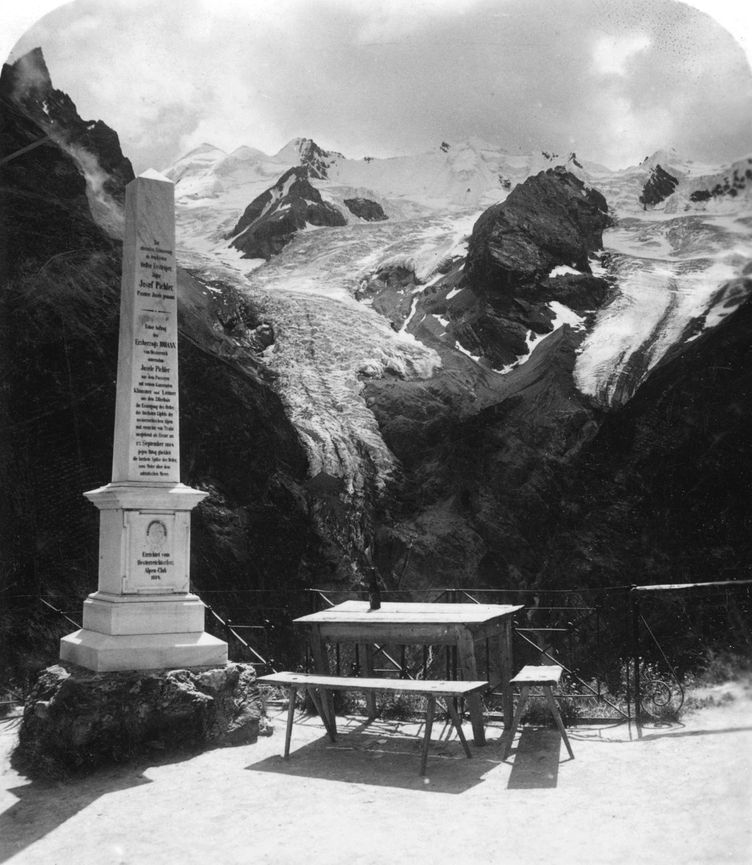 Un monumento en Stilfserjoch Strasse, Weisse Knott, Tirol, c1900s de Wurthle and Sons