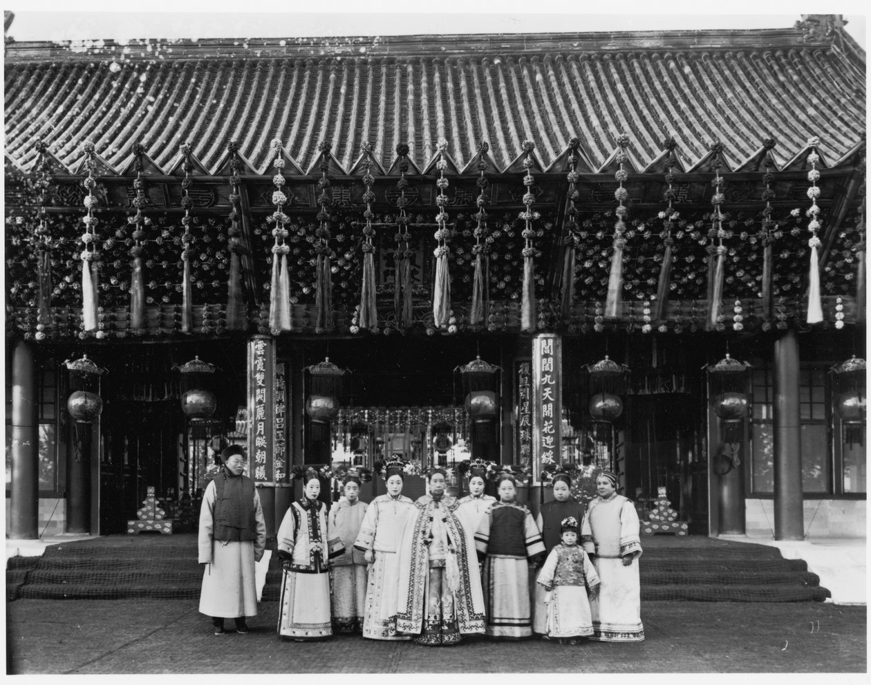 La Emperatriz Viuda Cixi con asistentes frente a Paiyunmen, Palacio de Verano, Beijing, c.1905 de Xun Ling