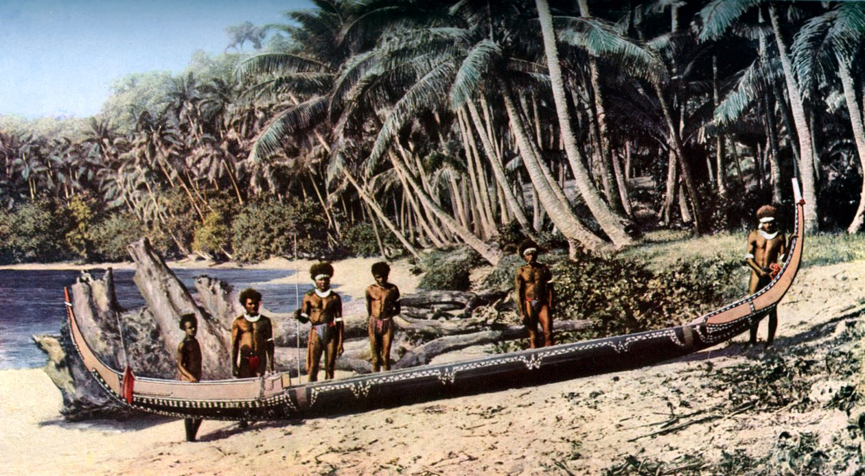 Canoa nativa en una playa sombreada por palmeras, Islas Salomón de York and Son
