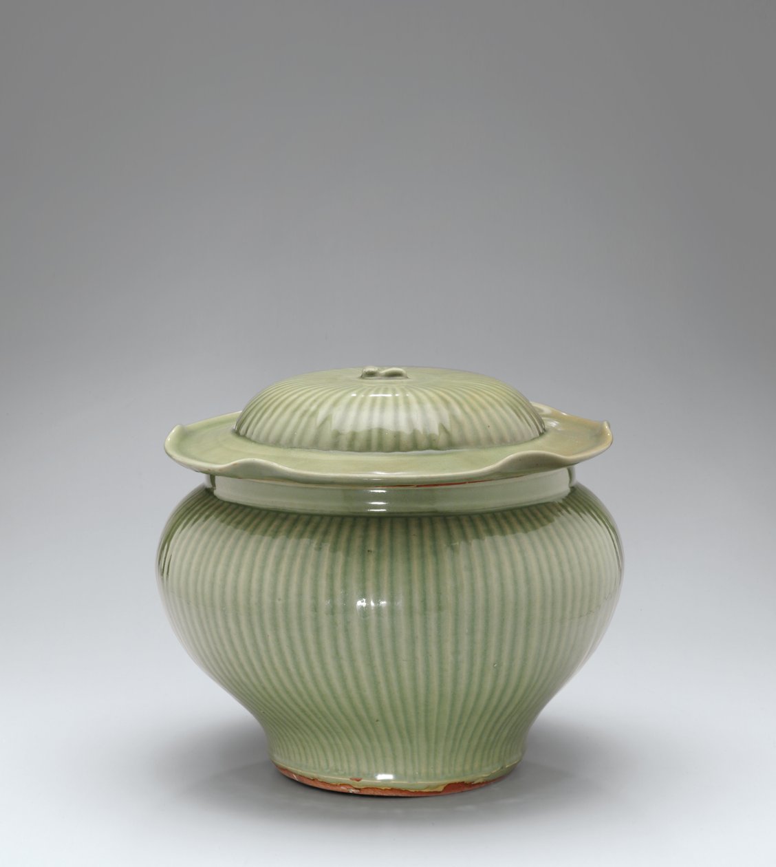 Jarra acanalada Longquan Celadon y tapa de Yuan Dynasty Chinese School