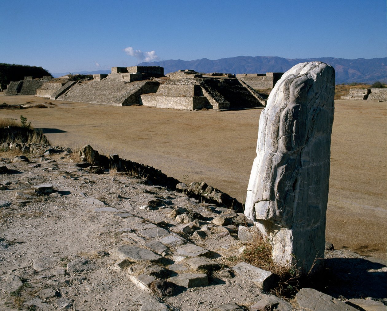 Vista de los monumentos I, H, G de Zapotec Zapotec