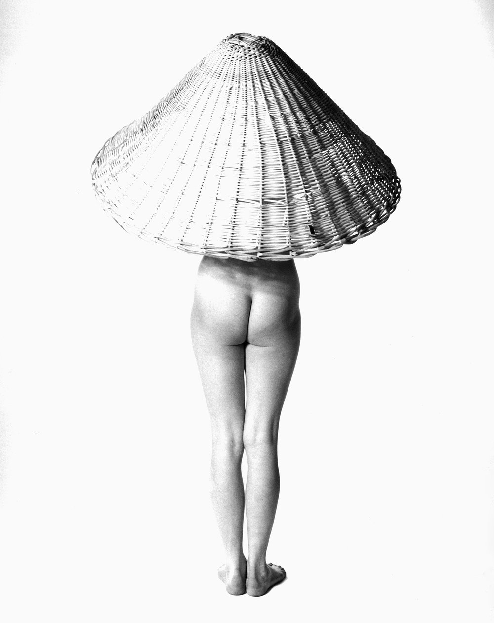 Desnudo con cesta de mimbre en la cabeza", 3 de mayo de 1955 de Zoltan Glass