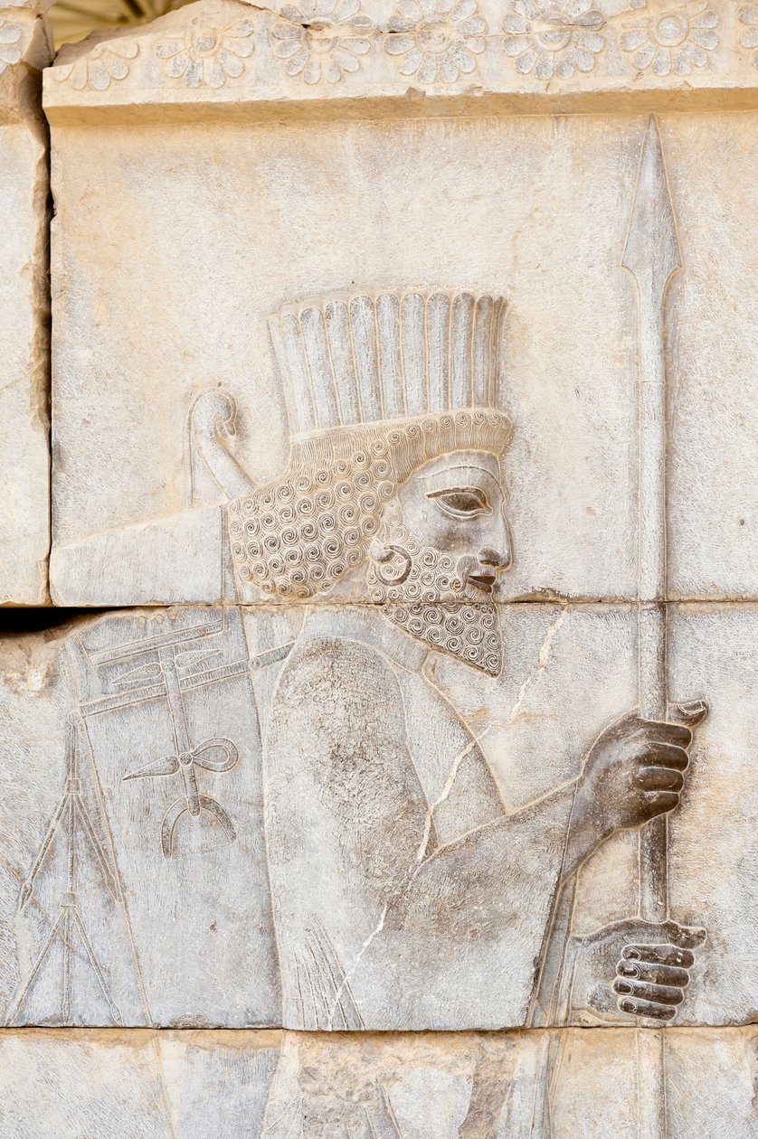 Relieve antiguo de los aqueménidas; persa con lanza; soldado de la Guardia Inmortal en el Palacio de Apadana; sitio arqueológico; antigua ciudad persa Persépolis; Patrimonio de la Humanidad por la UNESCO; Provincia de Fars; Irán; Asia de Frederick (attr. to) Barnard