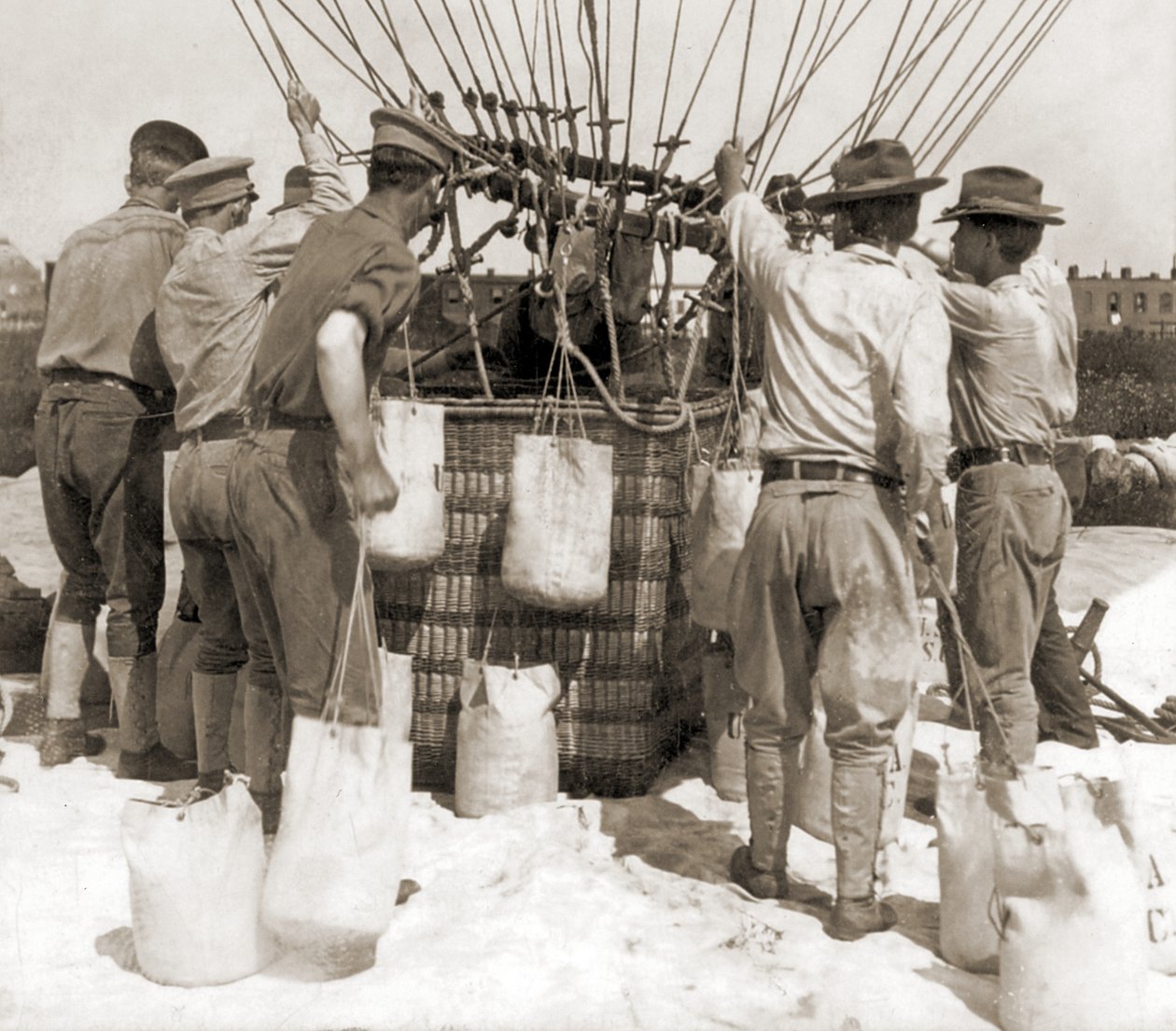 Colocando sacos de arena en la cesta de un globo, Fort Myer, EE.UU. de Hippolyte Lalaise Devéria