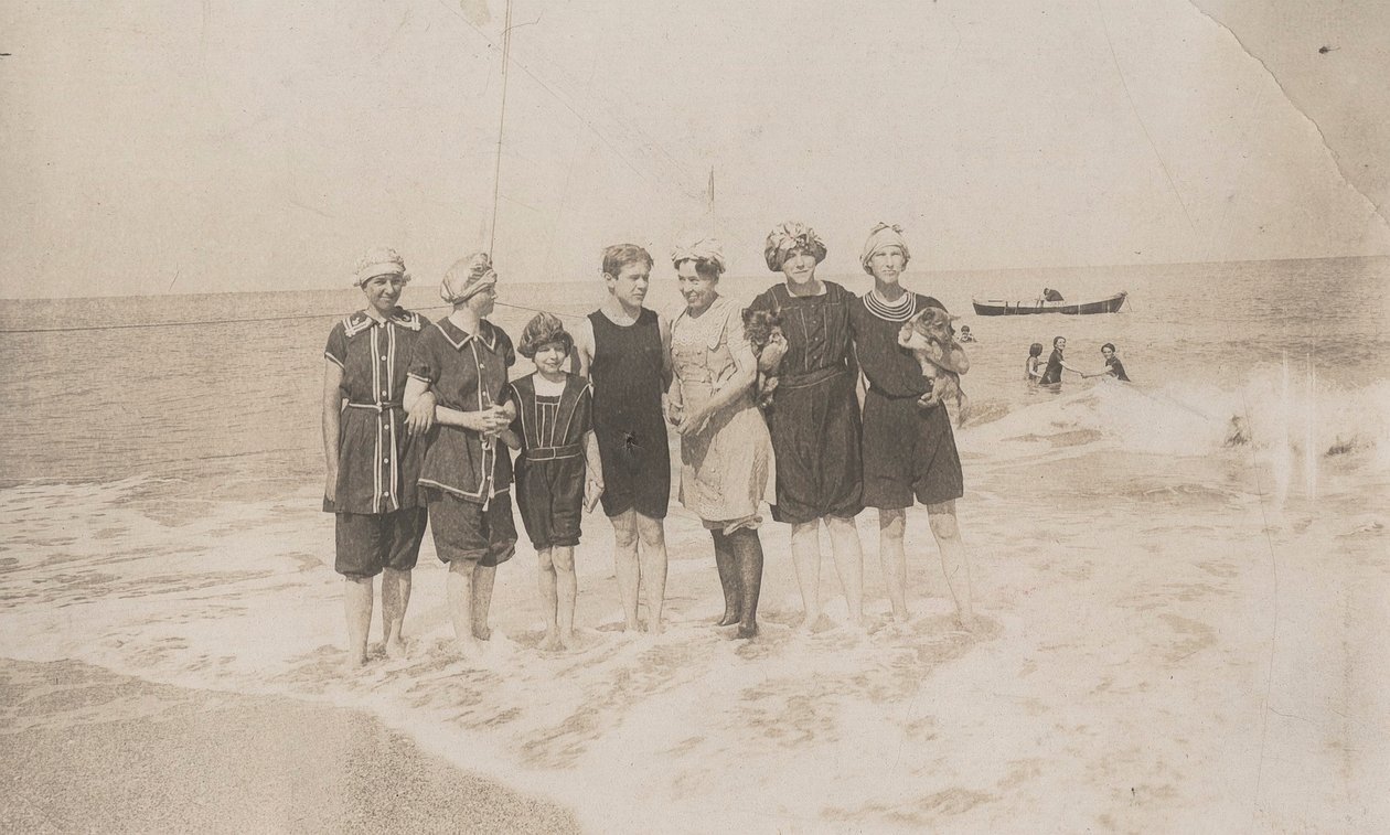 Fiesta de baño, Houlgate, septiembre de 1911 (foto en blanco y negro) de Hippolyte Lalaise Devéria