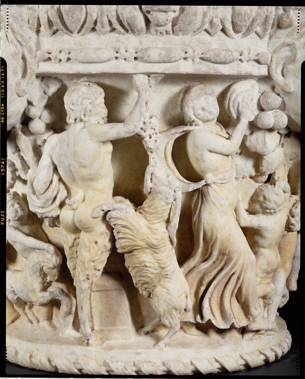 Capitel de columna tallada que representa a Pan burlándose de una cabra encabritada con un racimo de uvas y una ménade marcando el ritmo con una pandereta, italiano, de Roma, c.180-220 (detalle) de Hippolyte Lalaise Devéria