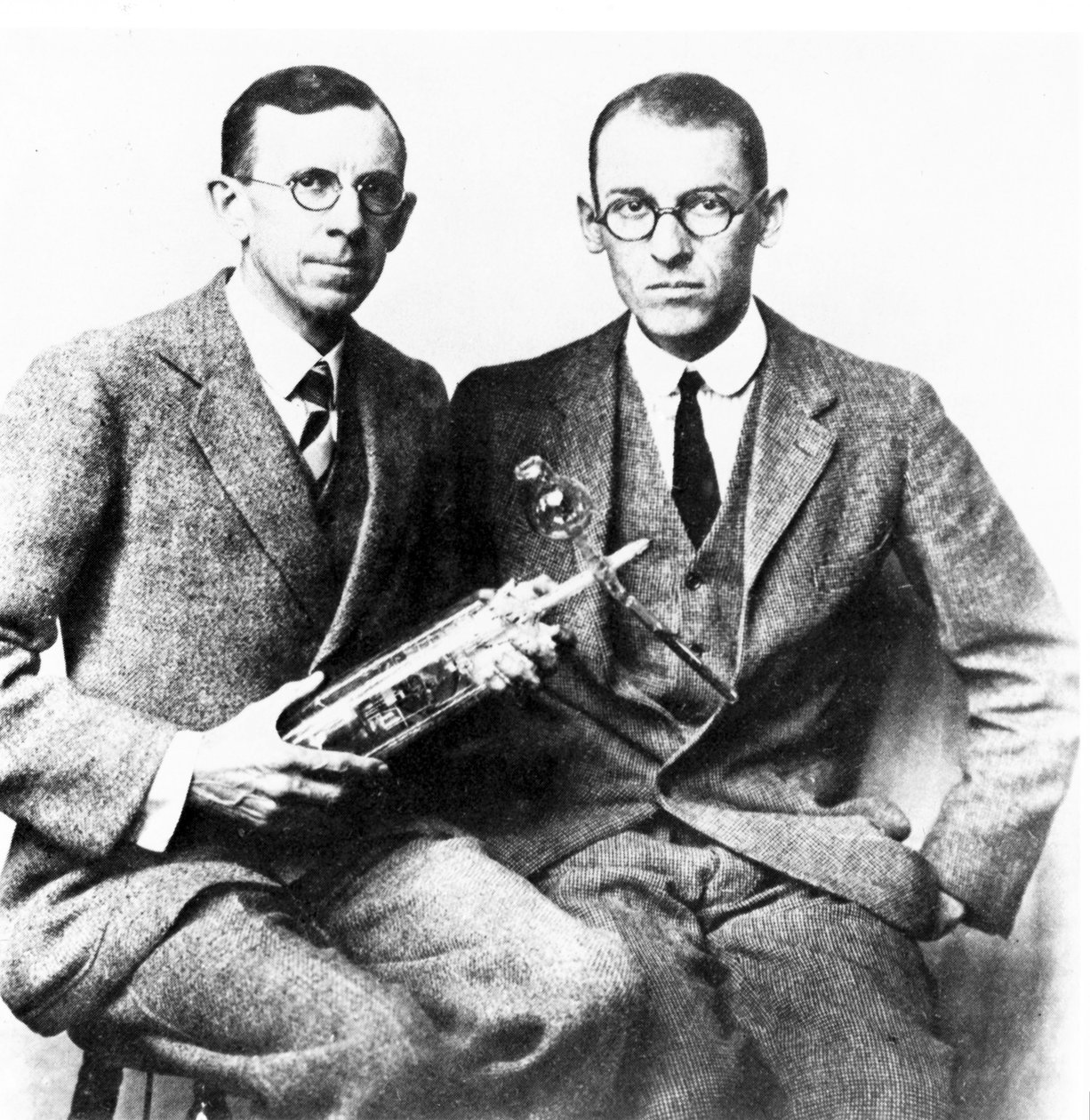 Clinton J Davisson y Lester H Germer, físicos estadounidenses, c 1927 de Frederick (attr. to) Barnard