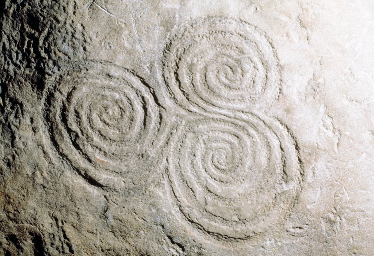 Detalle de grabados rupestres curvilíneos en la tumba de pasaje de la Edad de Piedra de Newgrange (Lista del Patrimonio Mundial de la Unesco) de Georg Carl Heinrich Dollmann