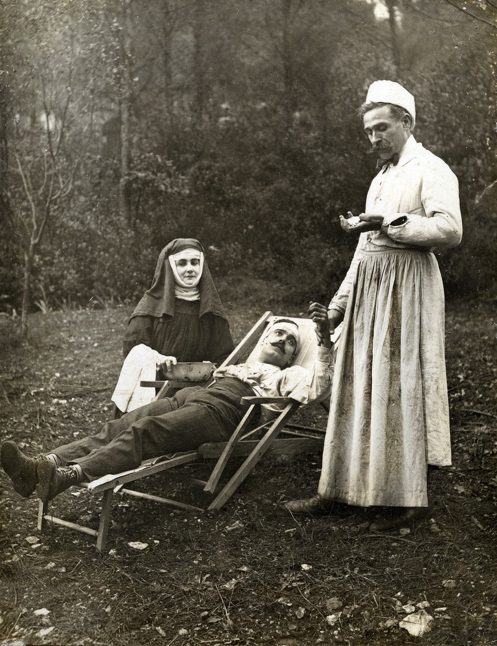 Doctor tomando el pulso a un hombre herido, asistido por una monja enfermera, circa 1900 de . .