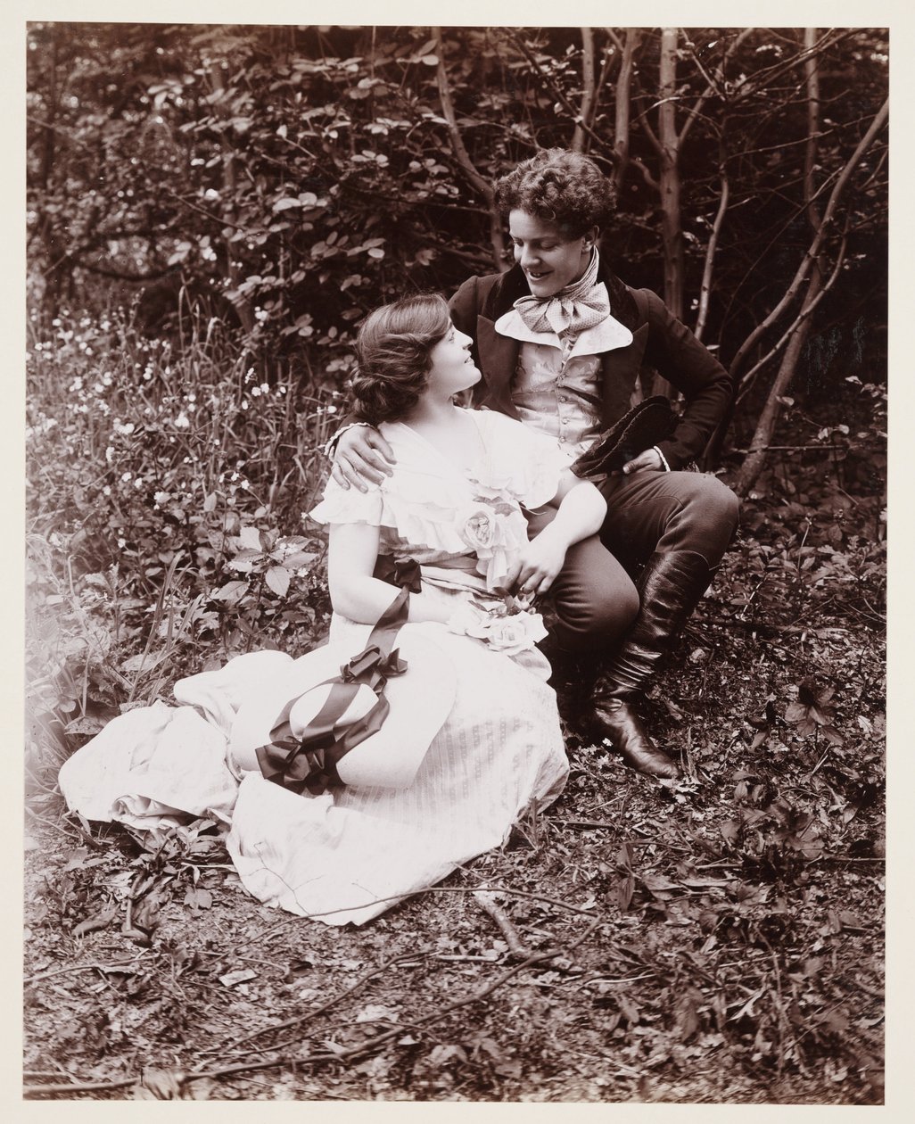 Retrato eduardiano, pareja con vestido del siglo XIX de John Pardon