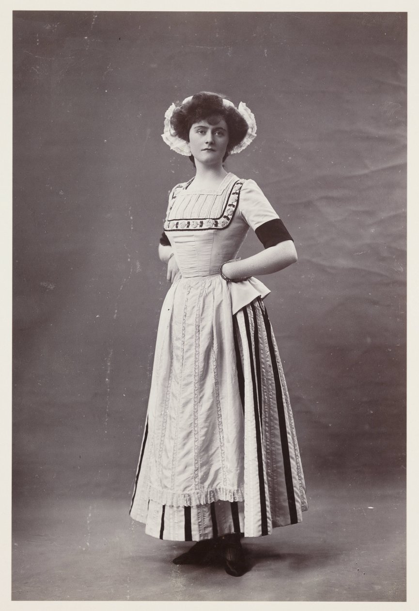Retrato eduardiano, mujer con vestido del siglo XVIII de John Pardon