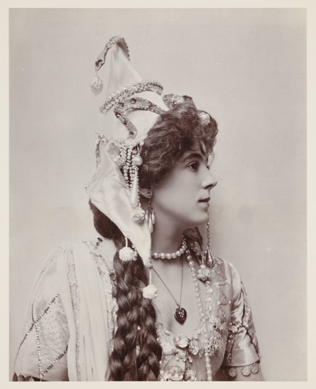 Retrato eduardiano, mujer con traje exótico de John Pardon