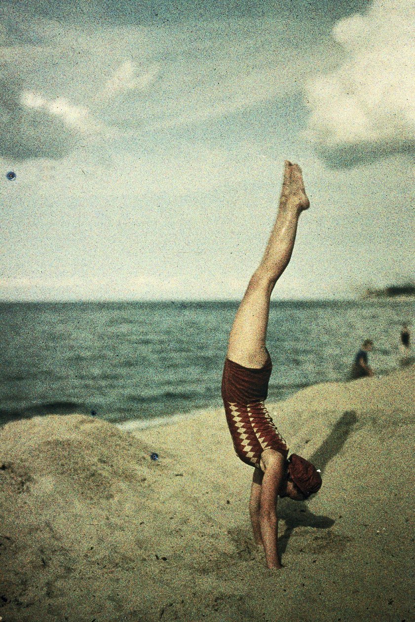 Eva haciendo una parada de manos, c. 1920s de Frederick (attr. to) Barnard