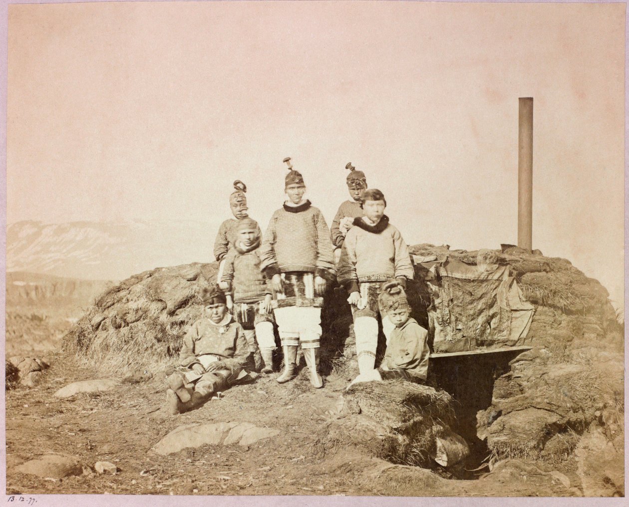Expedición en el Ártico (1875-1876) del capitán George Nares (1831-1915): Grupo de mujeres nativas en Disco de Frederick (attr. to) Barnard
