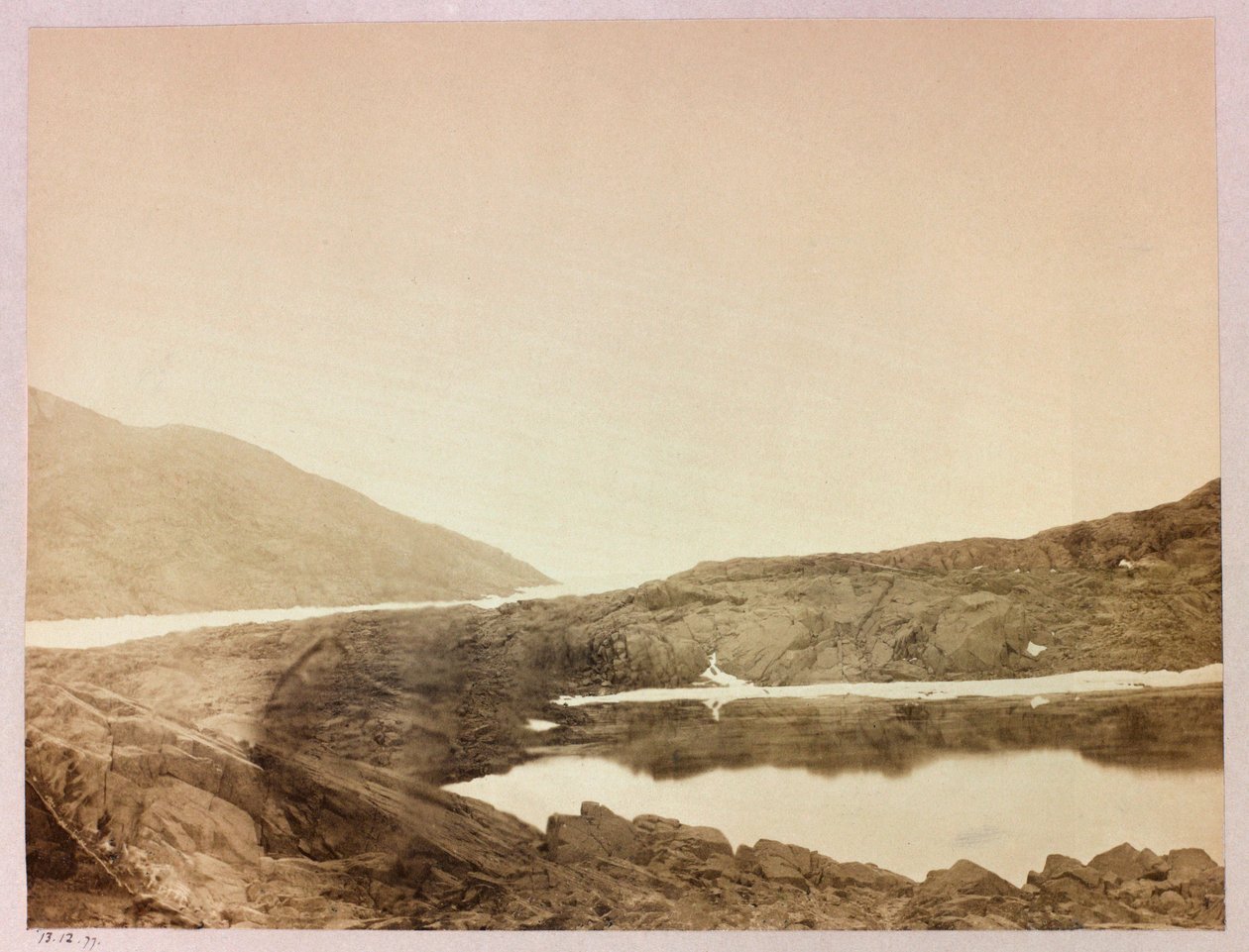 Expedición en el Ártico (1875-1876) del capitán George Nares (1831-1915): Mirando hacia el Cabo Sabine desde el Puerto Payer de Frederick (attr. to) Barnard