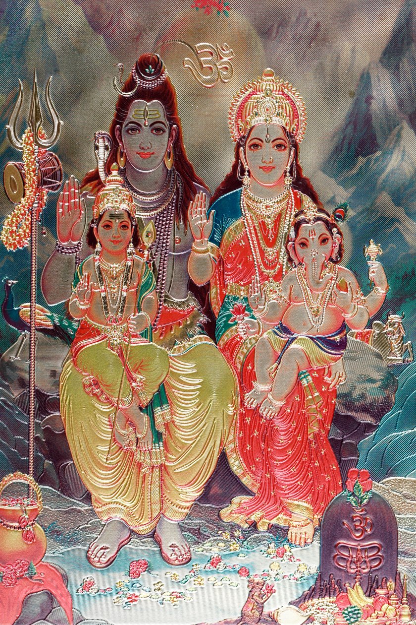 Dios Shiva y diosa Parvati con su hijo Ganesha de . .