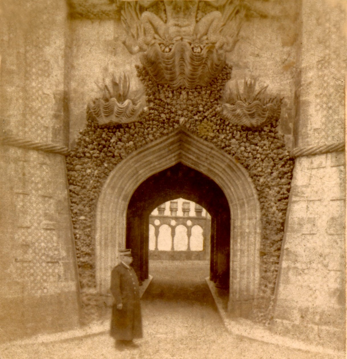 Guardia fuera de la entrada al Palacio de Pena (Palacio da Pena), Sintra, Lisboa, Portugal c.1888 (foto) de Frederick (attr. to) Barnard