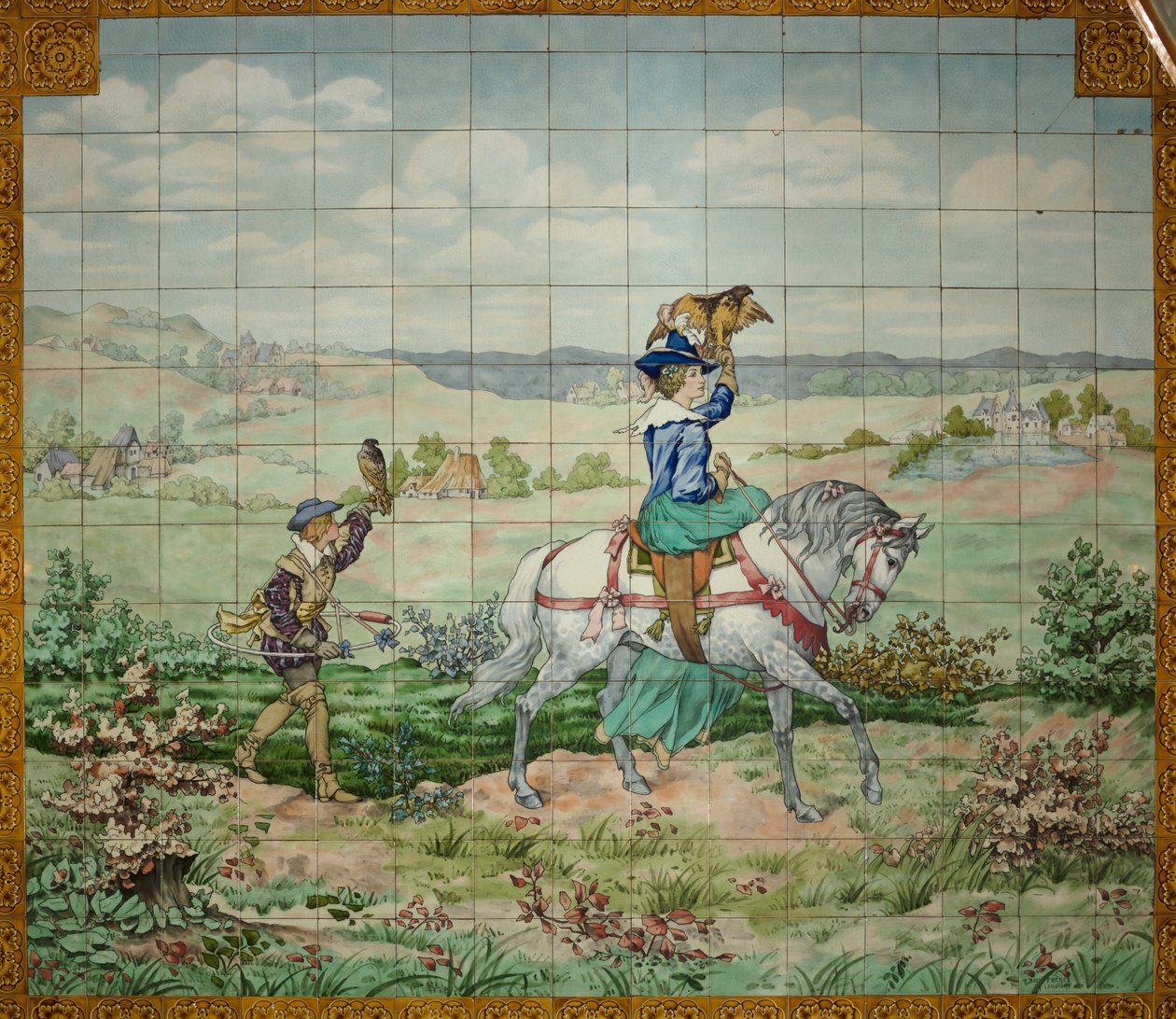 Vista interior, panel de azulejos, pintor Furcy Ernest Tondeur, ejecutor Boch Frères La Louvière, segundo panel, escena de caza con un noble y una noble con halcones de . .