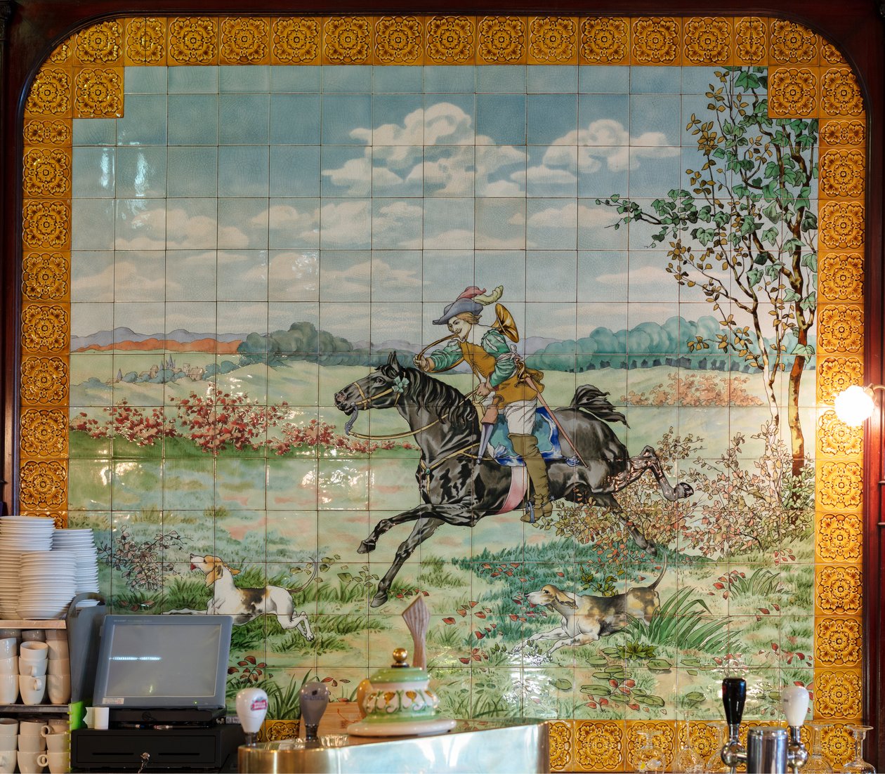Vista interior, panel de azulejos, pintor Furcy Ernest Tondeur, ejecutor Boch Frères La Louvière, segundo panel muestra escena de caza con jinete galopando con cuerno de caza de . .