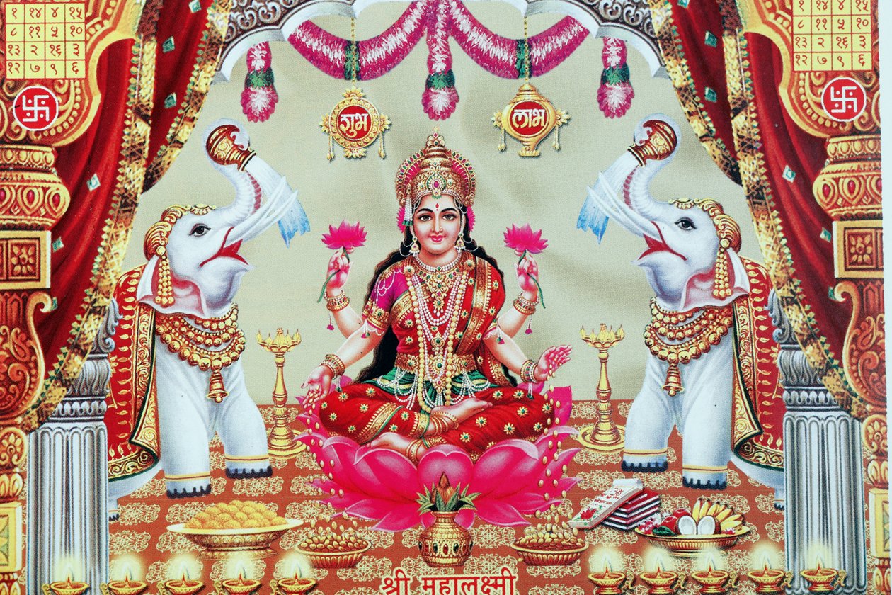 Lakshmi, la esposa de Vishnu, es la diosa de la prosperidad, la buena fortuna y la belleza de . .