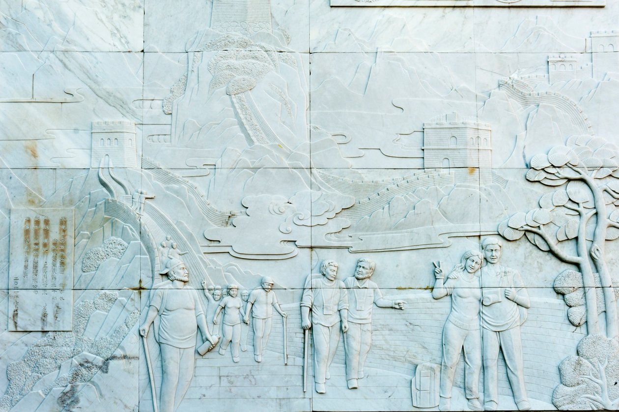 Relieve de mármol que representa personas; Gran Muralla; sección de Jinshanling; República Popular de China de Frederick (attr. to) Barnard