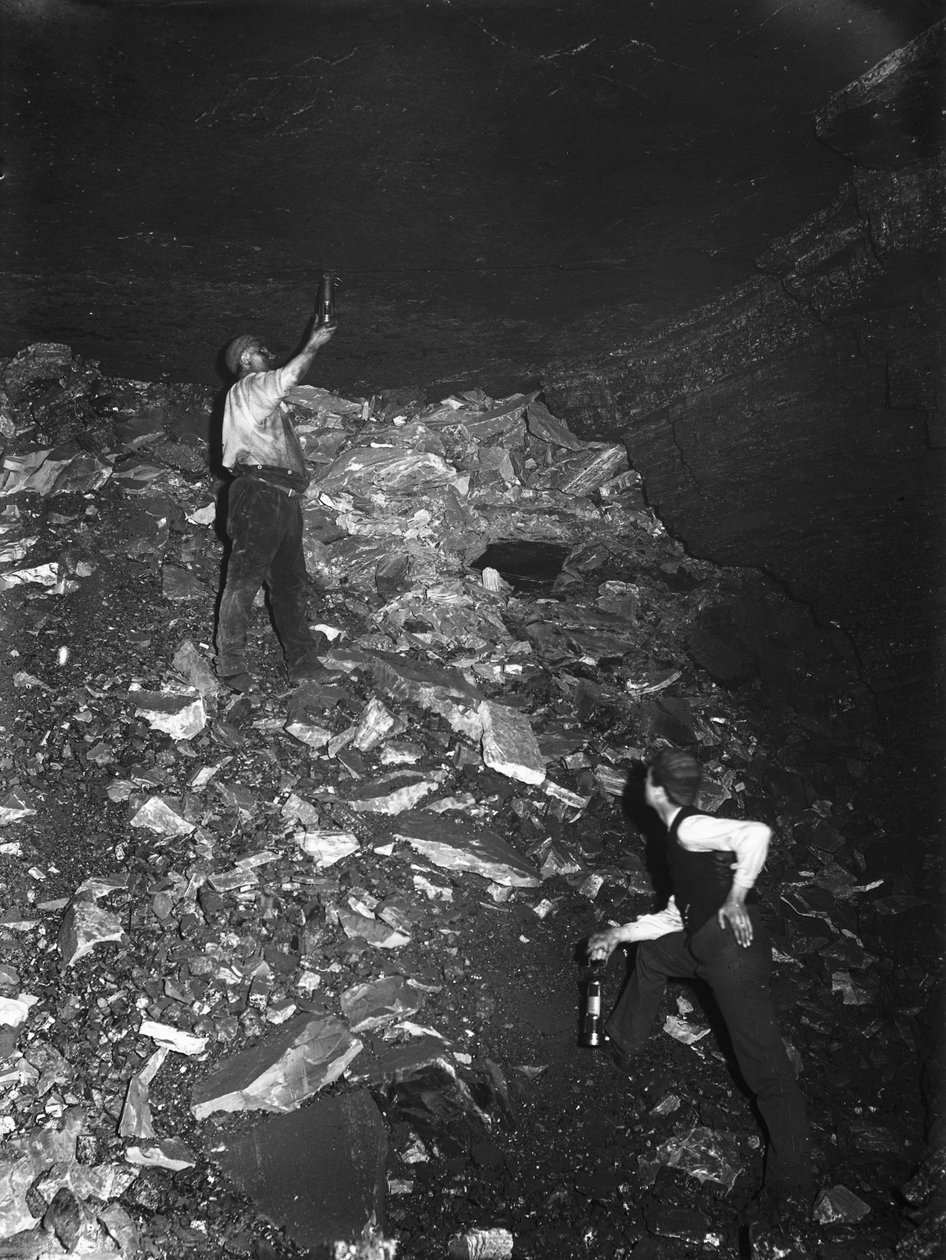 Minería, prueba de gas en un pozo de mina, Ramrod Hall Pit, Staffordshire, c. 1890s de Frederick (attr. to) Barnard