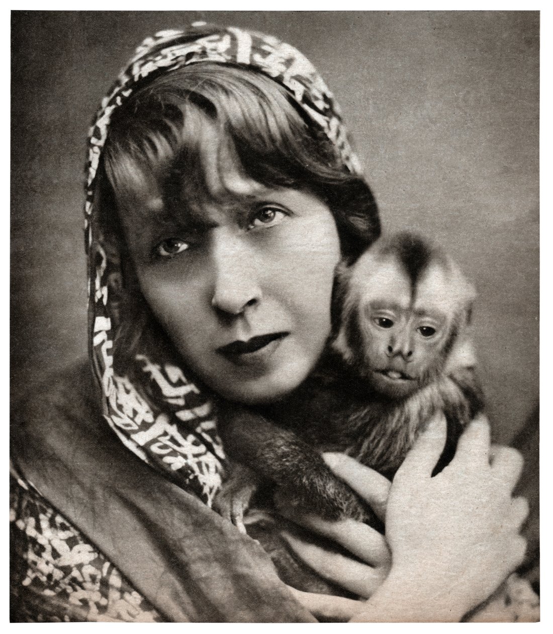Mistinguett con un pequeño mono de . .