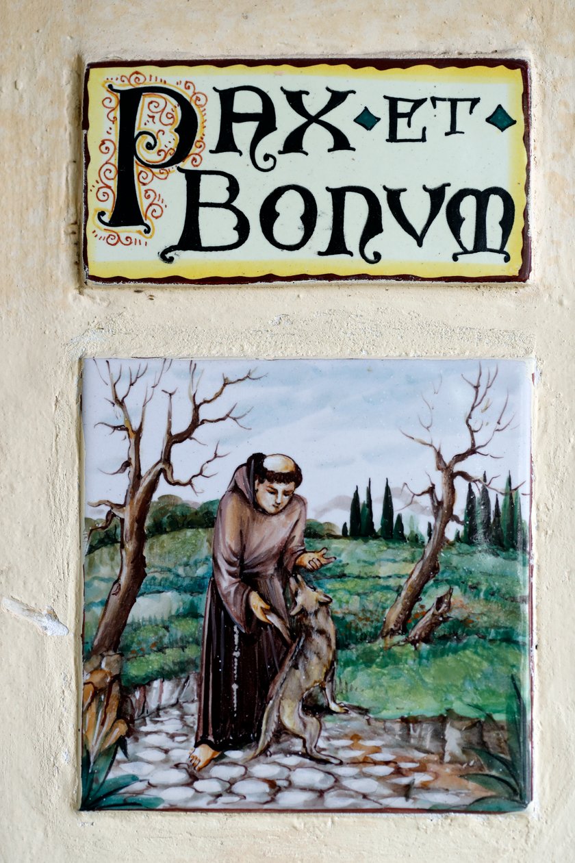Pax et Bonum: lema y saludo en latín difundido entre los franciscanos y en la catolicidad. Monterosso al Mare. Italia. de . .