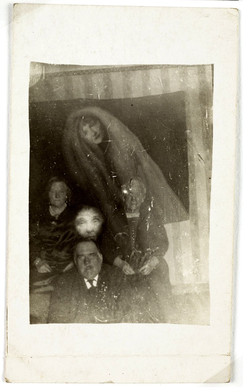 Fenómeno paranormal: retrato de tres personas mayores, el espíritu de una mujer apareciendo detrás de ellos, hacia 1920. Fotografía de William Hope (1863-1933) de Frederick (attr. to) Barnard