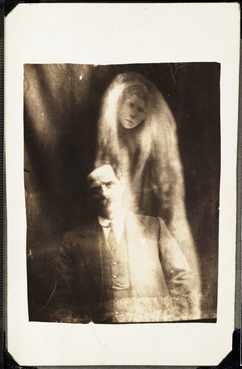 Fenómeno paranormal: retrato de un hombre y el espíritu de su esposa apareciendo detrás de él, hacia 1920. Fotografía de William Hope (1863-1933) de Frederick (attr. to) Barnard