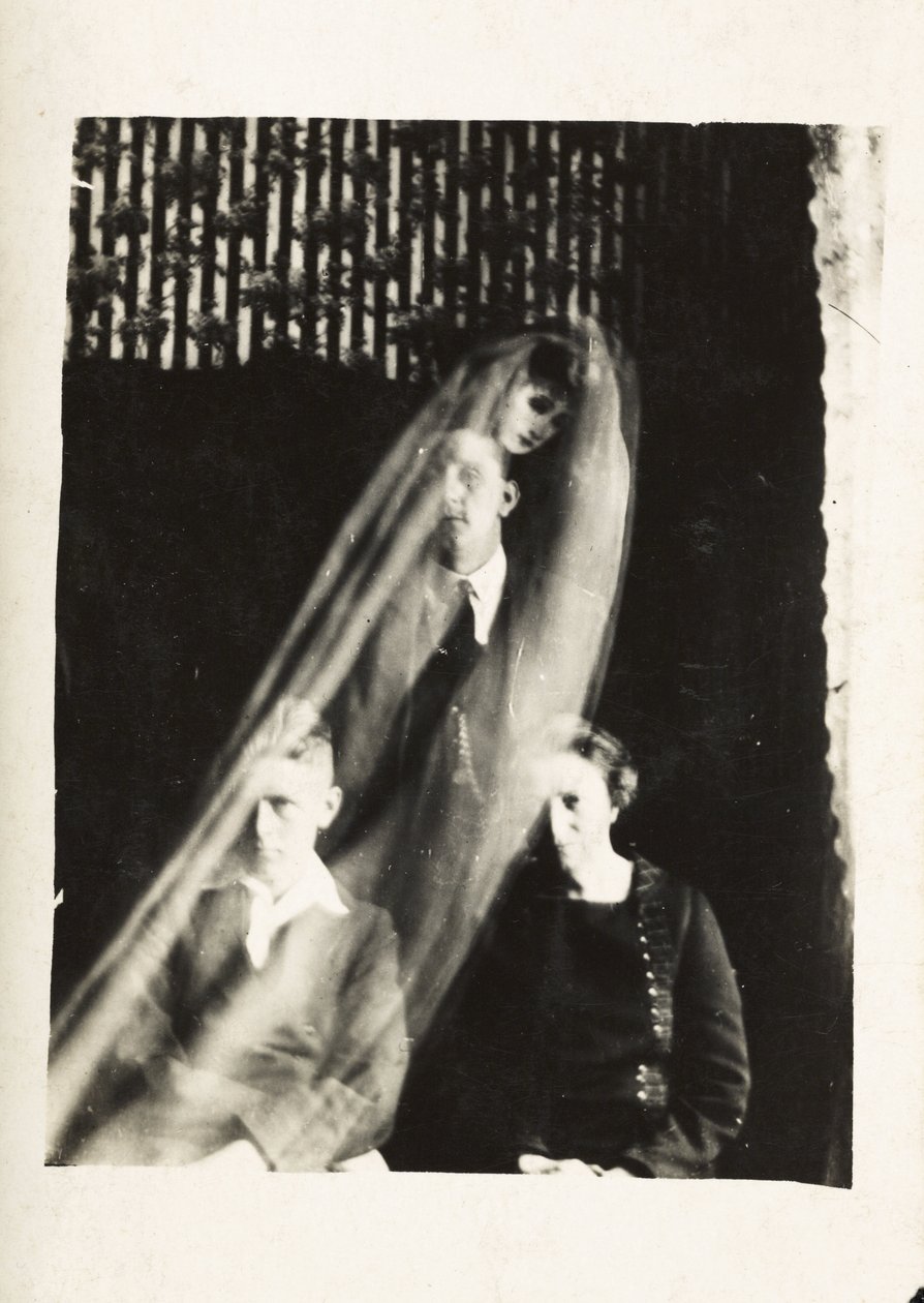 Fenómeno paranormal: retrato de una mujer y dos hombres, y el espíritu de una mujer apareciendo detrás de ellos, hacia 1920. Fotografía de William Hope (1863-1933) de Frederick (attr. to) Barnard